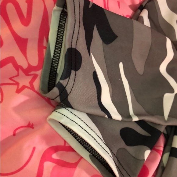 🦅Black and White Ruching Camo Workout Pants - Picture 5 of 8